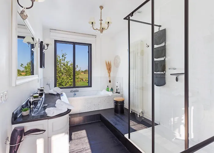 Villa La Basse Menantie - De Gamme & Spacieuse